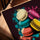 Macarons colorés pop art tableau pour salon cadre chêne doré
