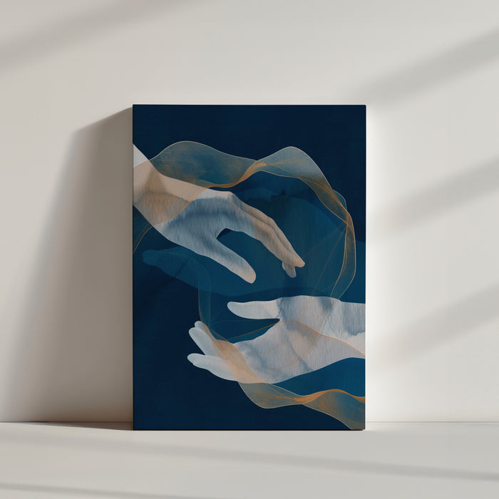 Eine Nahaufnahme eines blauen Wandbilds mit weißen Händen, umgeben von wogenden goldenen Schleiern auf einem dunkelblauen Hintergrund.