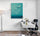 Bureau design au mur texturé blanc, accompagné d’un tableau vertical représentant une scène marine stylisée avec des oiseaux en vol. Le mobilier moderne en blanc et métal s'accorde avec une lampe globe dorée et des objets de décoration élégants