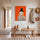 Tableau moderne femme lisant sur fond orange vif accroché dans une entrée contemporaine élégante