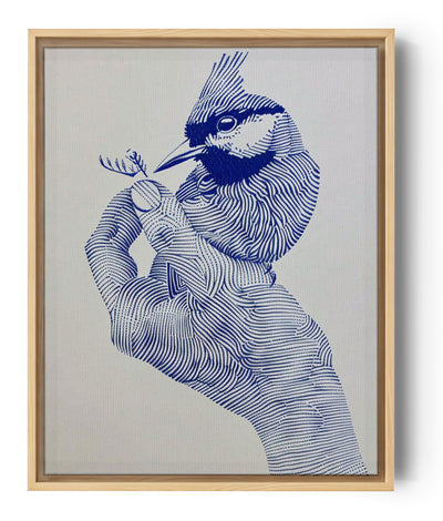 Eine Zeichnung in blauer Linie einer stilisierten Hand, die zart einen kleinen Vogel hält, auf hellem Hintergrund, die die Feinheit der Geste und die natürliche Schönheit verdeutlicht.