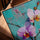Tableau orchidée violette fond turquoise pour salon scandinave