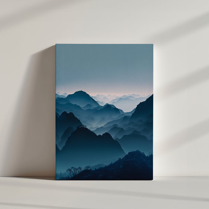 Cuadro paisaje de montaña en la bruma. Colores fríos y relajantes para interior relajante.