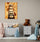 Tableau mural peluches paresseux dans chambre enfant, ambiance douce et ludique