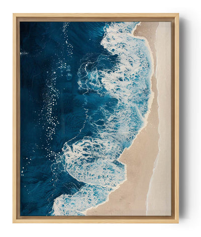 Un tableau représentant une plage vue d'en haut, avec des vagues bleues profondes s'écrasant sur le sable beige.