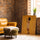 Tableau salon chanteuse jazz rétro robe beige fond doré accroché mur brique fauteuil cuir camel