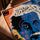 Tableau street art Einstein bleu pop art urbain avec cadre chêne doré posé sur table salon moderne