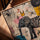 Tableau street art éléphant rayures zèbre couronne jaune graffiti multicolore déco salon moderne cadre chêne doré
