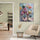 Tableau décoratif de capsules de lotus aux tons pastel dans un salon moderne et chaleureux