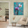 Tableau de fleurs de cerisier sur fond turquoise dans un salon moderne et épuré, art floral décoratif