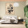 Tableau floral vintage avec pivoines noires sur fond beige, ambiance apaisante et naturelle dans la chambre