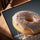 Donut gourmand glaçage blanc tableau pour cuisine minimaliste