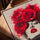 Portrait femme roses rouges toile pour salon cadre chêne doré