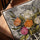 Fleurs graphiques dans vase géométrique toile pour salon scandinave