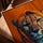 Guépard portrait sur toile fond orange pour salon scandinave