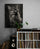 Portrait d'un chat allure rebelle au-dessus d’un meuble de rangement à vinyles. Enceintes et plante ajoutent un style vintage avec une touche musicale.