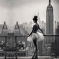 Photo noir et blanc, danseuse, gratte-ciel.