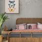 Tableau pastel de papillons au-dessus d'un lit contemporain dans une chambre épurée.