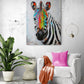 Un tableau coloré d'un zèbre est mis en valeur dans un salon tropical, avec un grand canapé blanc, des coussins roses et saumon, et une grande plante verte