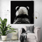 salon avec un coin lecture rehaussé par un tableau de panda, élégance et simplicité