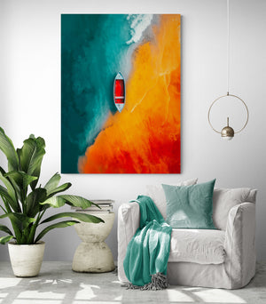 pièce de vie, fauteuil, coussin et plaid bleu, table d'appoint, grande plante verte, luminaire en suspension, tableau barque