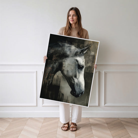 Poster & affiche cheval blanc portrait texturé tons gris beige accroché dans intérieur contemporain élégant