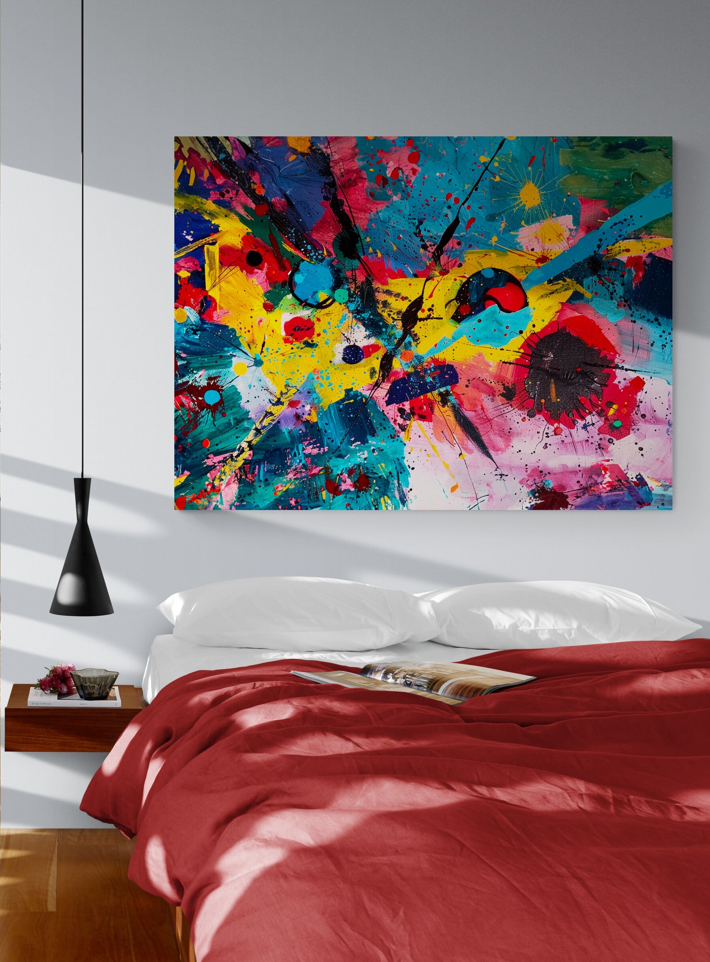 chambre pour adulte, draps rouge, table de nuit murale, éclairage suspension, mur blanc, salle lumineuse, affiche d'art.