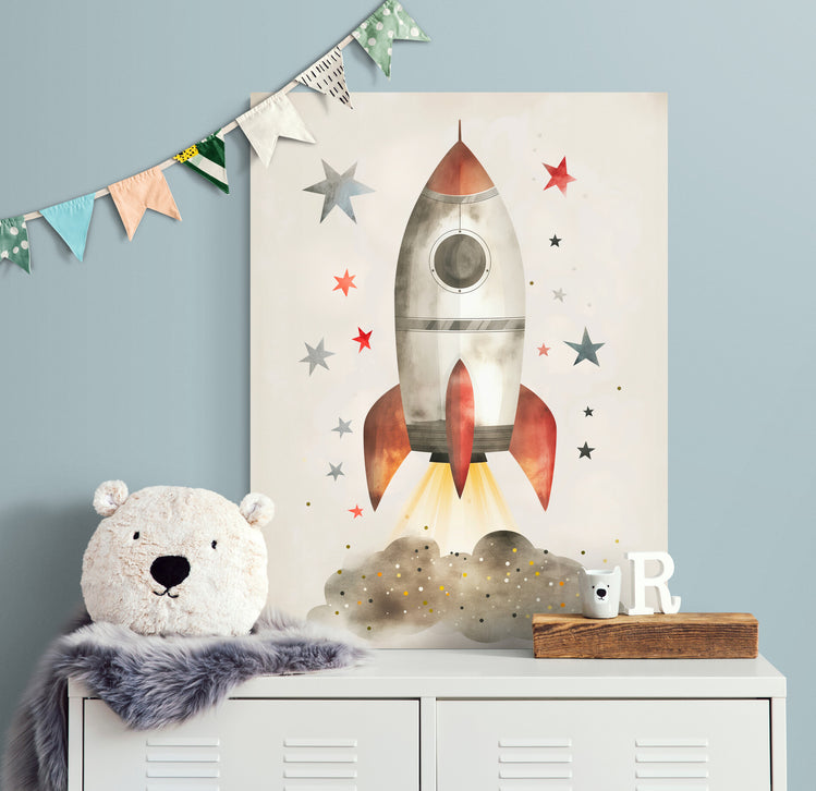 Un tableau d'une fusée décollant entouré d'étoiles colorées surplombe un meuble blanc dans une chambre d'enfant, accompagné d'une peluche et d'une guirlande festive.