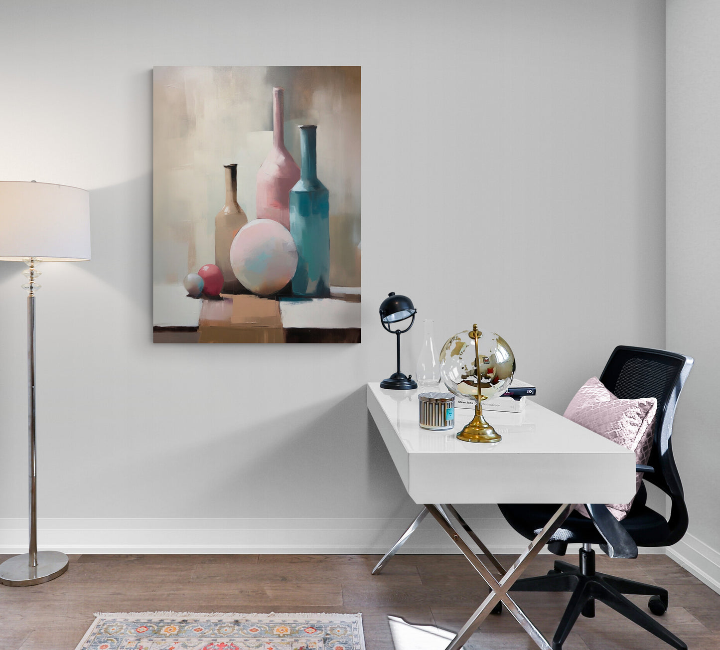 pièce de travail, grand bureau blanc, chaise sur roulette, coussin rose pale, objets décoratifs, lampe sur pied, poster de vases.