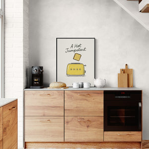 Affiche rétro avec un grille-pain Smeg jaune et un toast, accrochée dans une cuisine moderne en bois avec four intégré, cafetière et accessoires de petit-déjeuner.