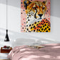chambre parentale, grand lit double draps roses, table de chevet mural, lampe en suspension, mur blanc, affiche animal sauvage.