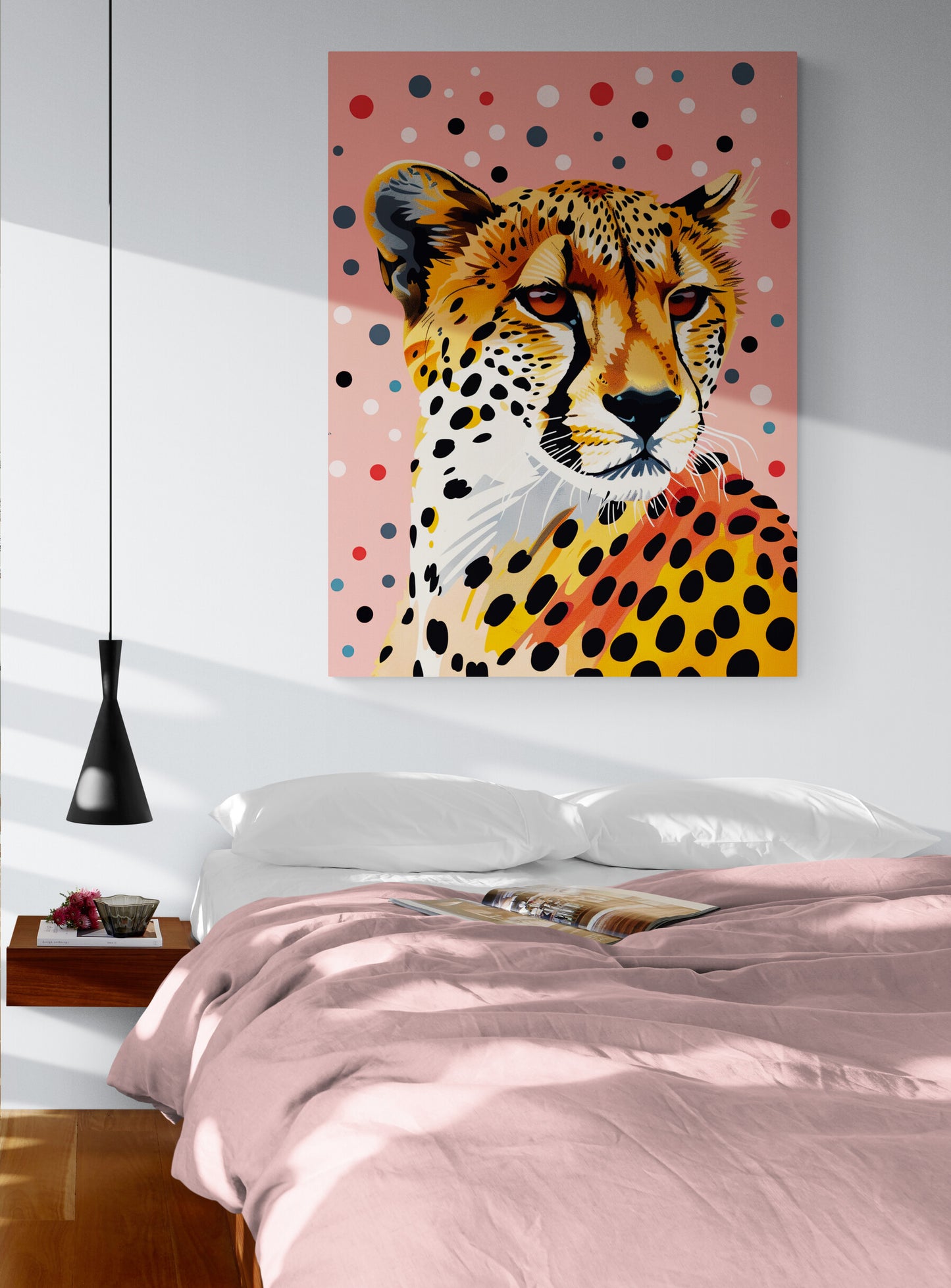 chambre parentale, grand lit double draps roses, table de chevet mural, lampe en suspension, mur blanc, affiche animal sauvage.