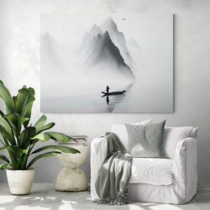 Affiche murale japonaise montrant un pêcheur sur un lac brumeux entouré de montagnes, exposée dans un coin lecture avec fauteuil blanc, coussin gris et grande plante verte tropicale