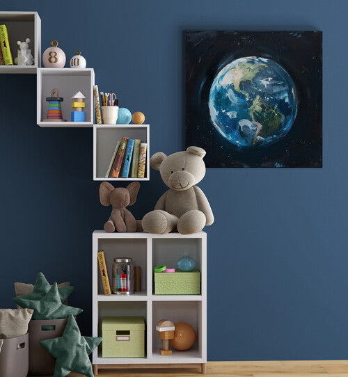 étagère blanche, jouets pour enfant, livres bac de peluches, parquet au sol, mur bleu foncé, poster de la planète terre effet peinture