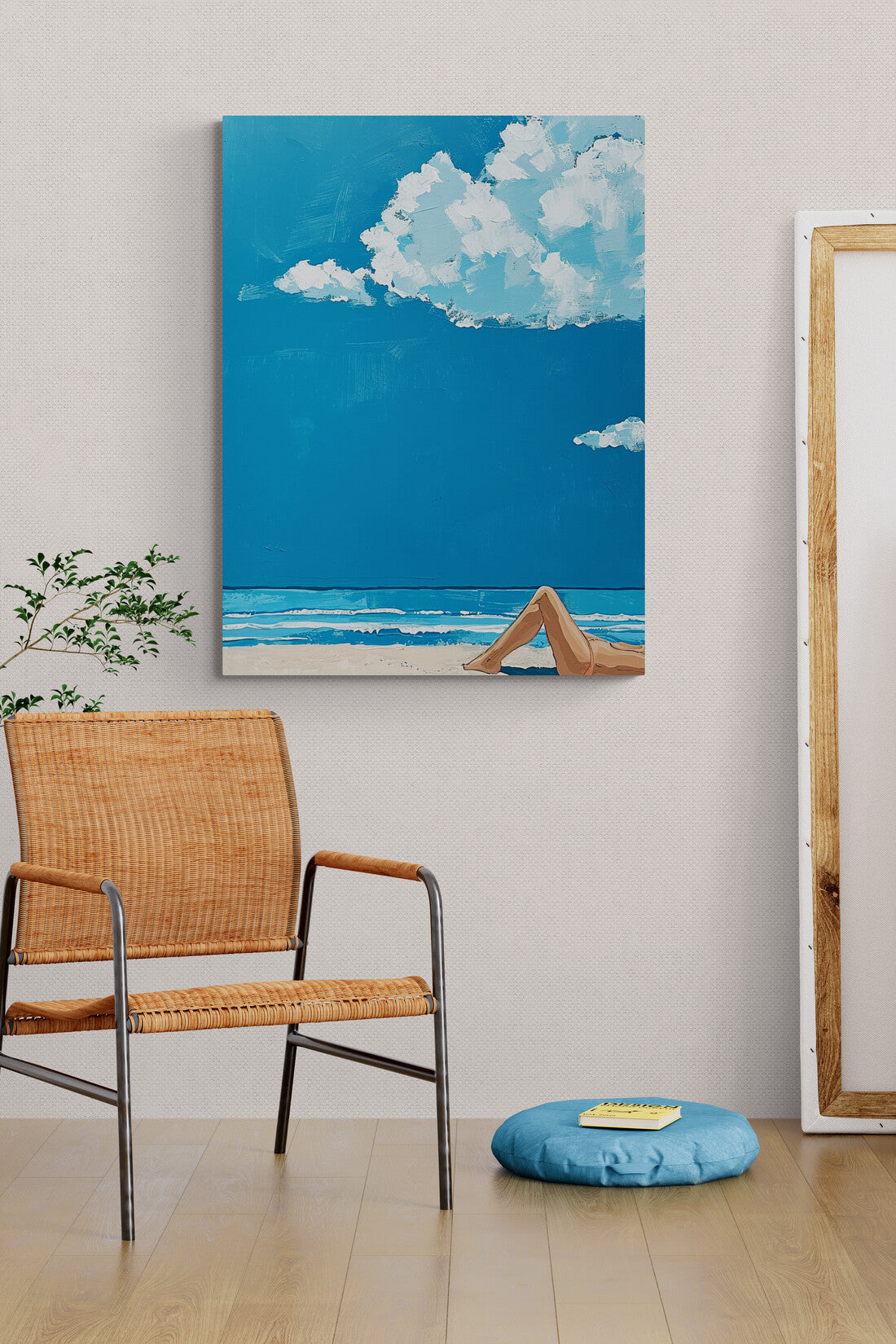 chaise en osier tressé, petit pouf décoratif, plante, grande toile, mur blanc, poster plage .