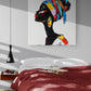 chambre d'adulte, draps rouge, mur gris clair, lit double, table de chevet mural, affiche femme de profil.