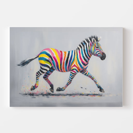 Toile artistique d’un zèbre peint aux rayures colorées vives, galopant sur fond gris clair minimaliste.