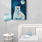 Dans une chambre de bébé, une toile murale surplombe un mobilier blanc à côté d'un lit de bébé, avec une lampe de table turquoise.