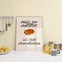 Affiche humoristique de cuisine avec l’inscription « pain au chocolat » barré et remplacé par « ici c’est chocolatine », accompagnée d’une illustration de viennoiserie, posée sur un plan de travail avec tasse, ustensiles et fruits.