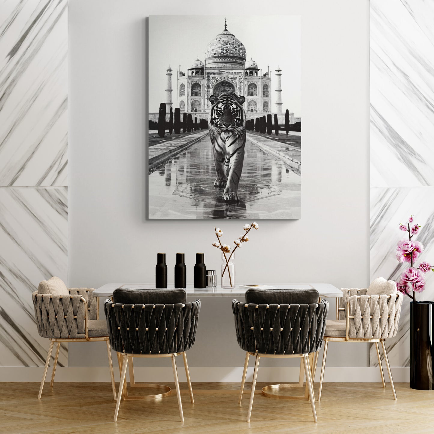 Une toile monochrome représentant un tigre devant le Taj Mahal surplombe un ensemble salle à manger moderne