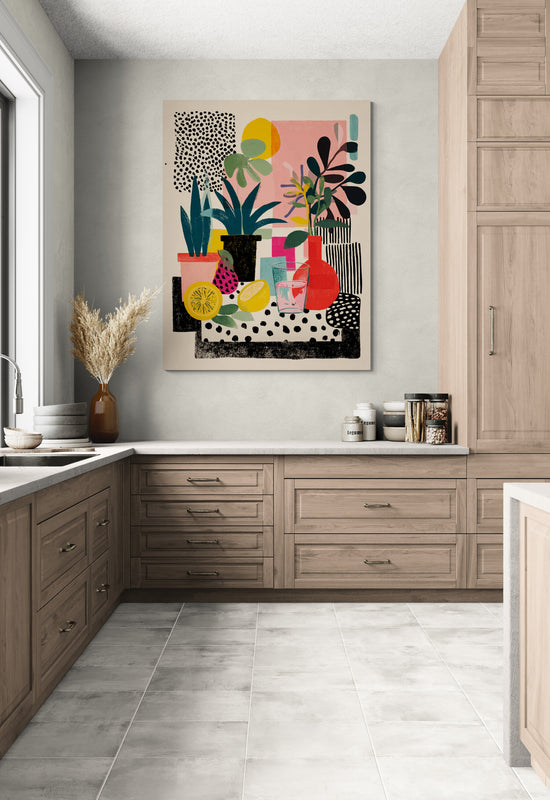 Composition artistique colorée avec plantes et fruits, ambiance ludique dans cuisine sobre en bois