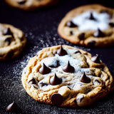 sur un fond noir une photo zoomée de cookies aux pépites de chocolats