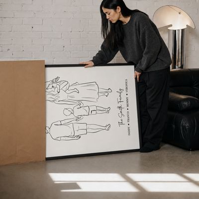 Poster famille personnalisé encadré de noir, dessin au trait avec le nom et les prénoms, prêt à accrocher