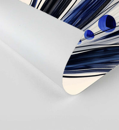 Vue rapprochée d’un poster roulé aux motifs de feuilles bleues stylisées sur fond beige, imprimé sur papier texturé mat, mettant en valeur la qualité d’impression et la finesse du support.