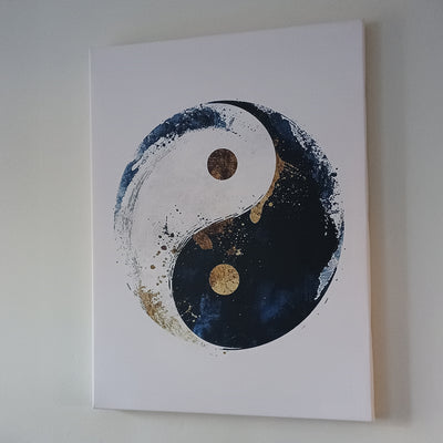 Avis client : tableau moderne représentant le symbole Yin Yang en noir, blanc et touches dorées sur fond clair, accroché sur un mur blanc pour une décoration zen et épurée.