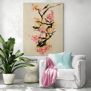 Tableau déco représentant des hirondelles perchés sur des branches de blossom, dans une salon moderne et minimaliste