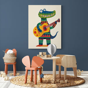 Salle de jeu pour enfant avec un mur bleu foncé. Un tableau du crocodile coloré jouant de la guitare est accroché au centre du mur. Le mobilier en bois clair et les chaises en forme d’éléphant et de ballon renforcent l’ambiance ludique. Des jouets en bois et des blocs en lettres sont posés sur un tapis rond en jonc.