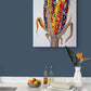 Tableau moderne de maïs multicolore sur mur bleu-gris dans une cuisine blanche.