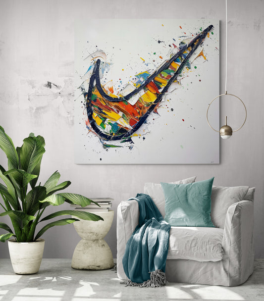 Salon moderne, murale Nike Swoosh, art abstrait coloré.