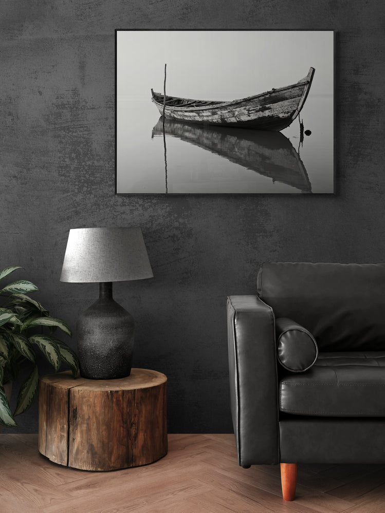 Canapé en cuir et tableau monochrome de barque.